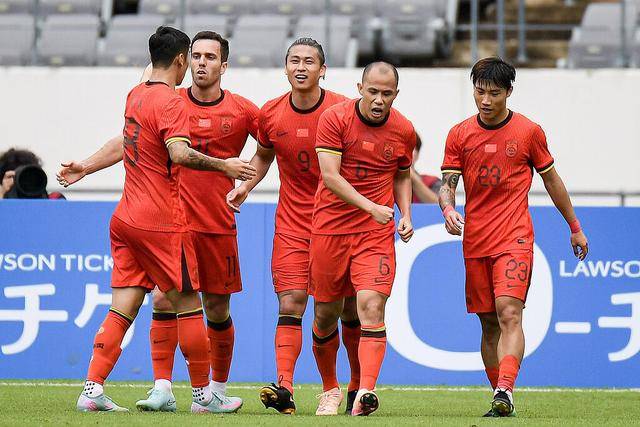 关于国足东亚杯首开记录，1-0小胜香港队逃离垫底，滑跪庆祝的信息
