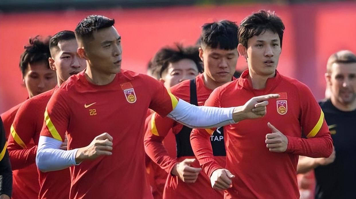 包含国足东亚杯总结：1胜2负进1球，两新人表现合格，主帅问题依旧困扰的词条