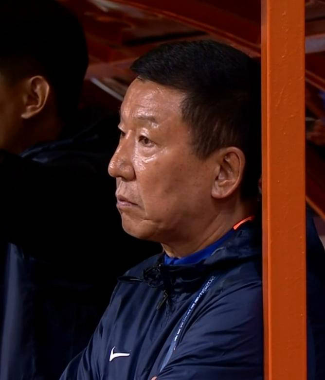 战术变革引发争议，球队换帅大手笔的简单介绍