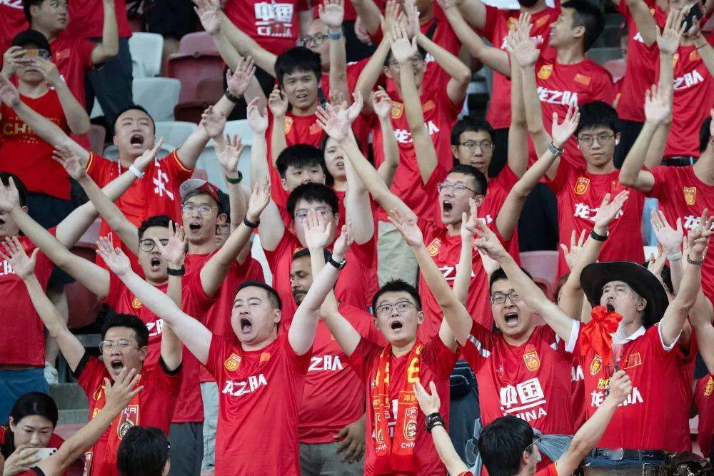 九游体育-足球场上发生惊险一幕，球迷为之捏一把汗